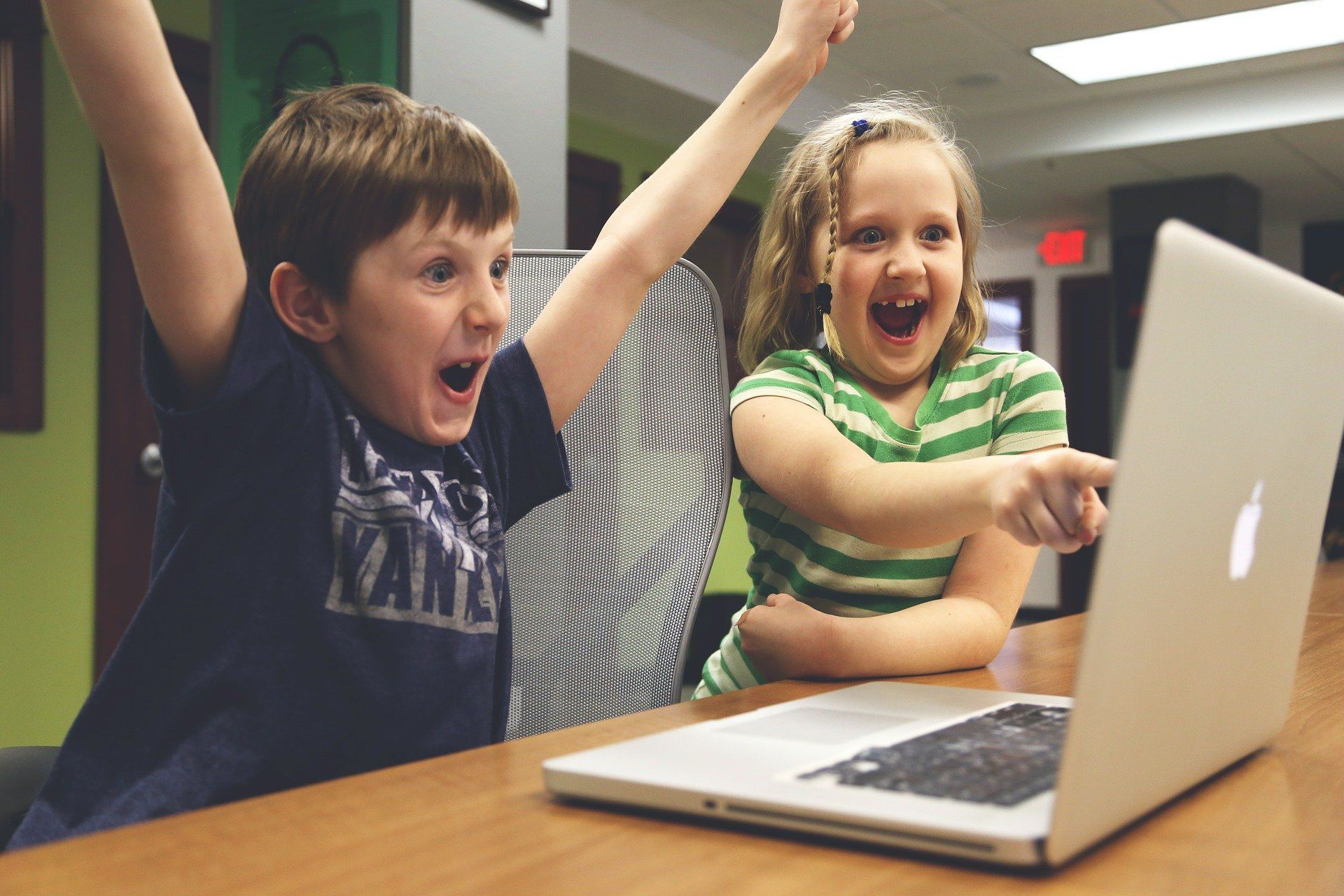 Enfants devant un PC Enfants devant un PC